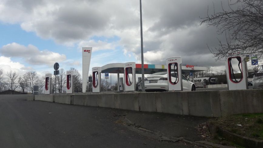 Tesla laadpalen tesla